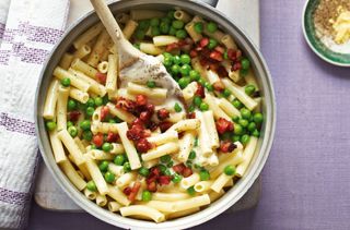 Macaroni cheese with peas